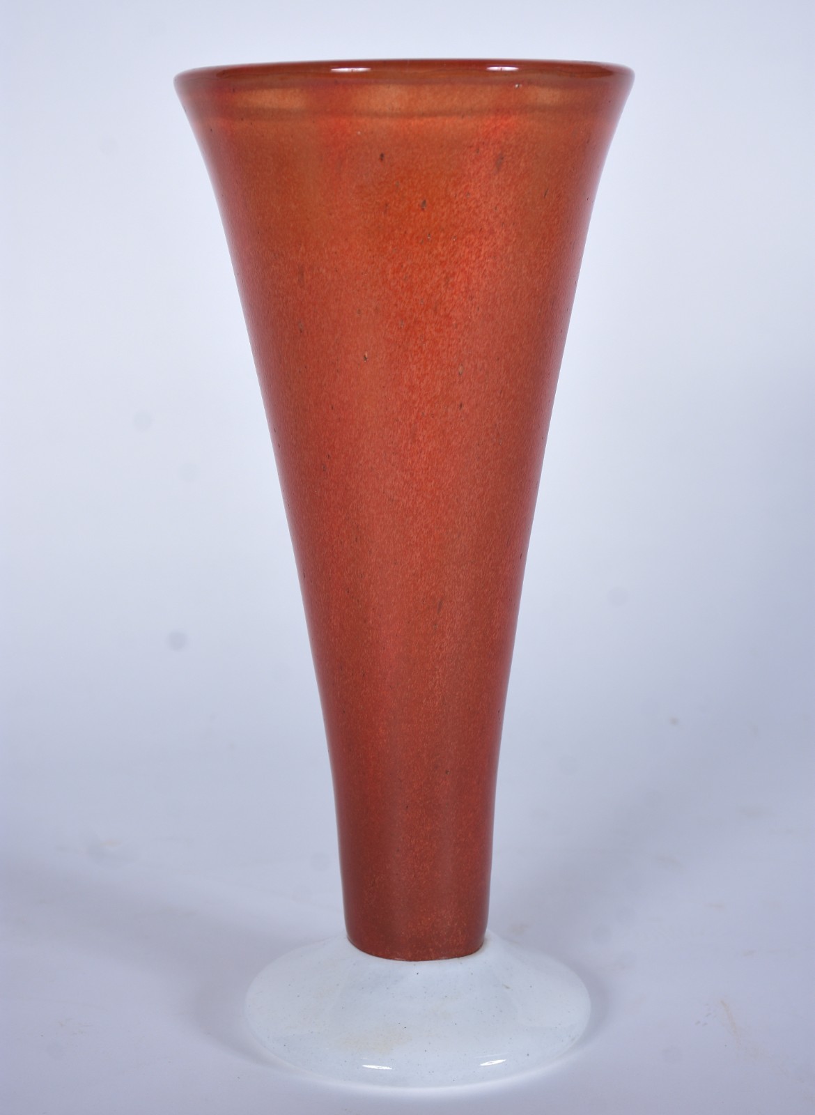 Vaso de vidro decorativo na cor laranja. - foto 1 de 3