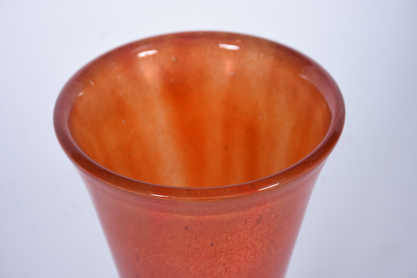 Vaso de vidro decorativo na cor laranja. - foto 2 de 3
