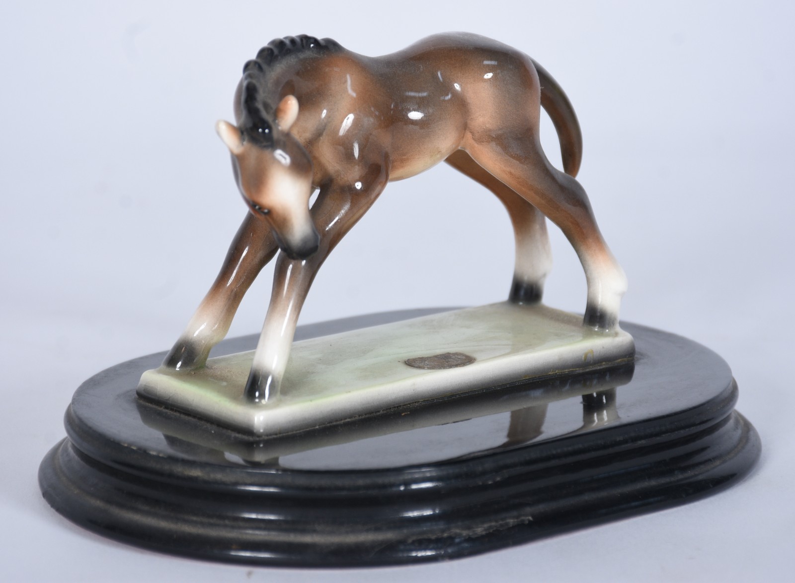 Estatueta de porcelana policromada austríaca representando cavalo. - foto 1 de 8