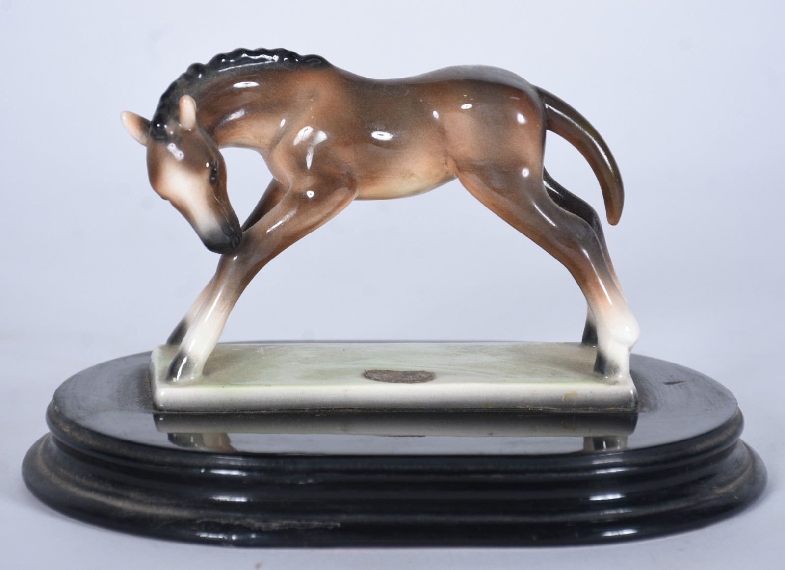 Estatueta de porcelana policromada austríaca representando cavalo. - foto 2 de 8