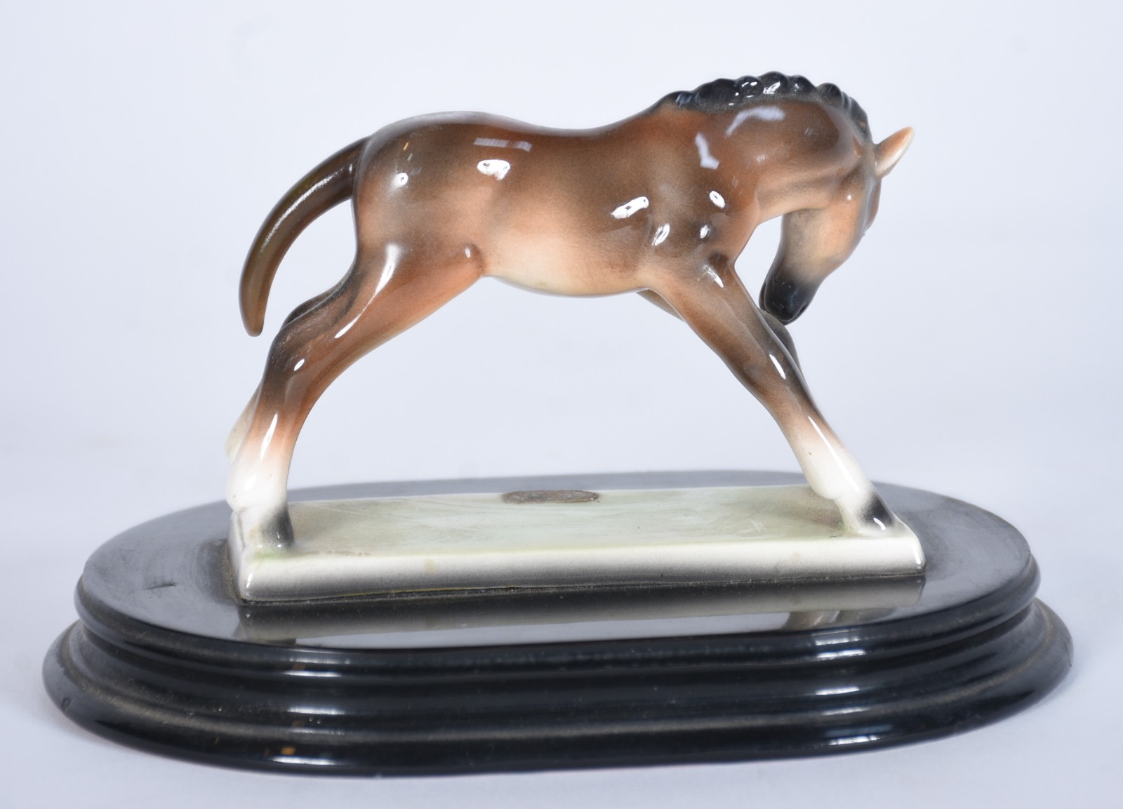 Estatueta de porcelana policromada austríaca representando cavalo. - foto 3 de 8
