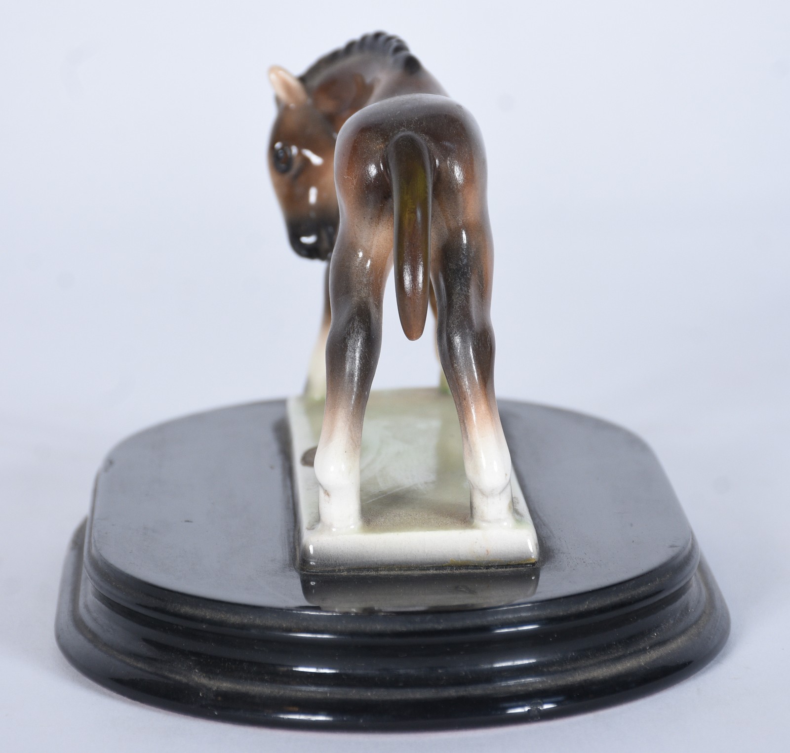 Estatueta de porcelana policromada austríaca representando cavalo. - foto 4 de 8