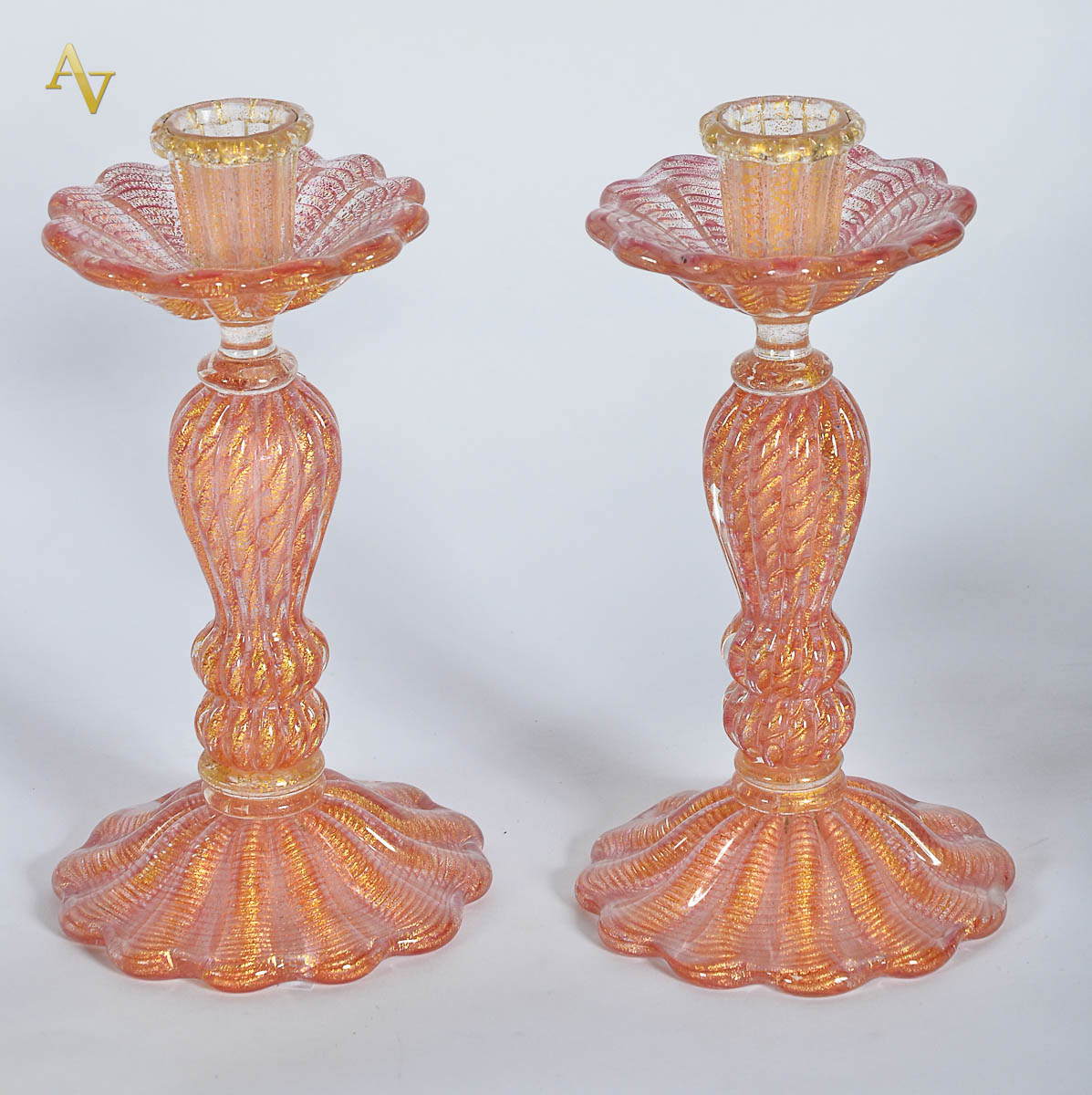 Par de castiçais de murano na cor rosa com pó de ouro. Alt. 20 cm.