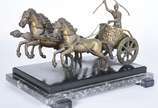 Grupo escultórico representando Biga romana de ... - Grupo escultórico representando Biga romana de metal dourado, base de mármore. Com oxidações.