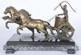 Grupo escultórico representando Biga romana de ... - Grupo escultórico representando Biga romana de metal dourado, base de mármore. Com oxidações.