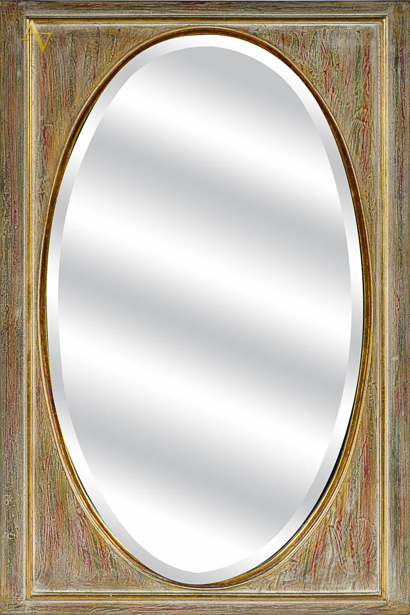 Espelho oval bisotado c/ moldura de madeira patinada. Med. externa...