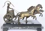 Grupo escultórico representando Biga romana de ... - Grupo escultórico representando Biga romana de metal dourado, base de mármore. Com oxidações.
