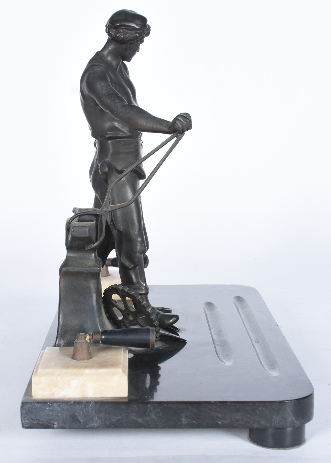 Tinteiro decorado com escultura de petit bronze representando... - foto 3 de 7