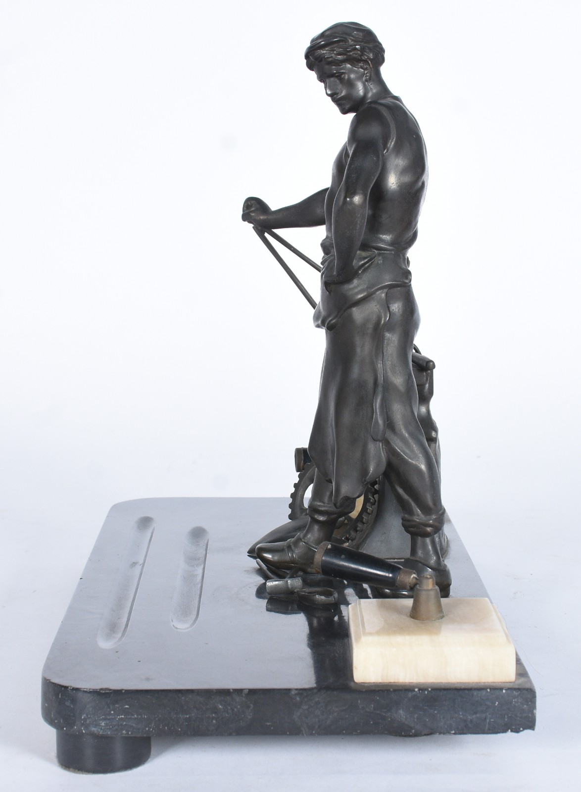 Tinteiro decorado com escultura de petit bronze representando... - foto 4 de 7