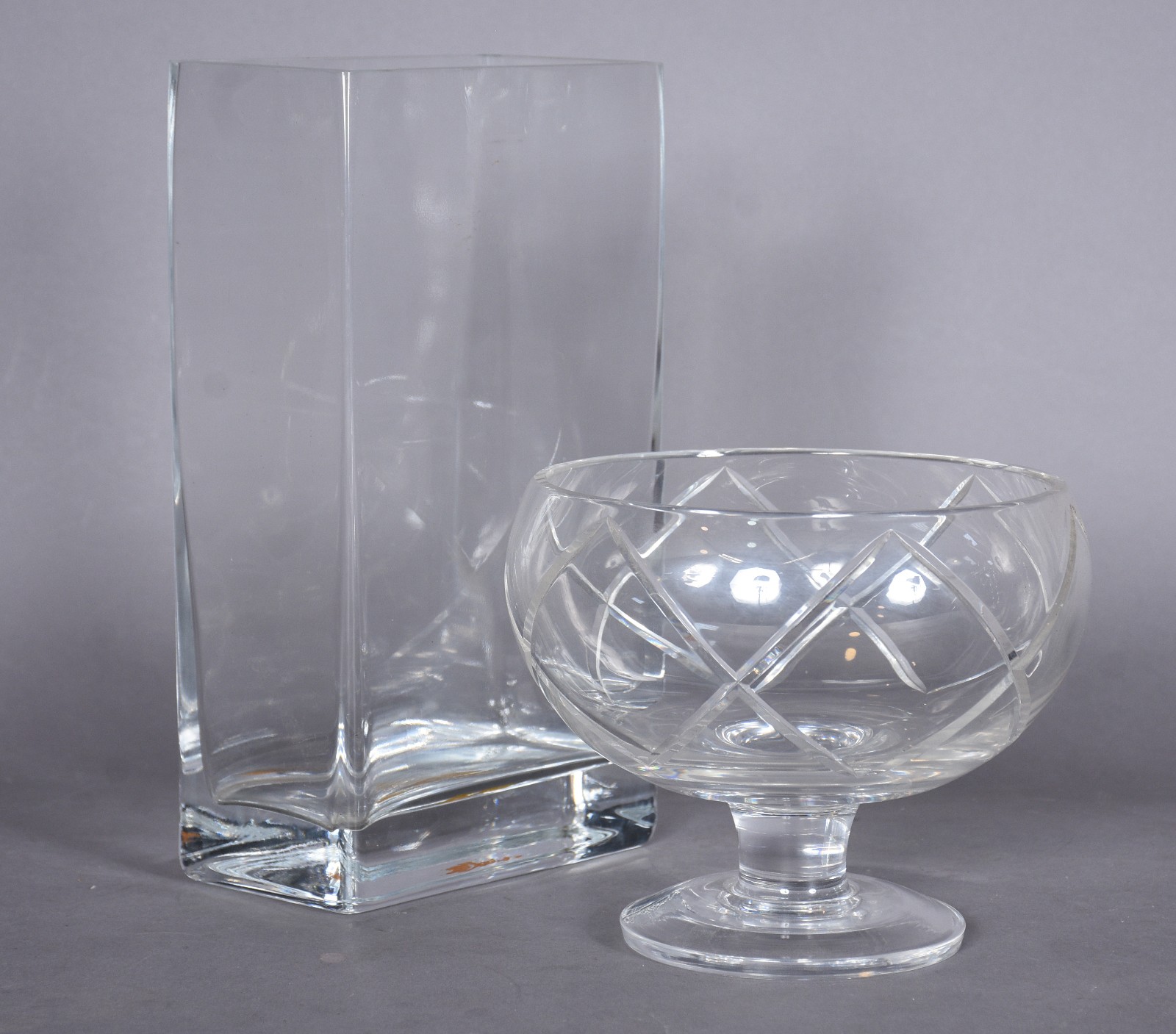 Duas peças, sendo vaso de vidro e fruteira de cristal lapidado. - foto 1 de 8