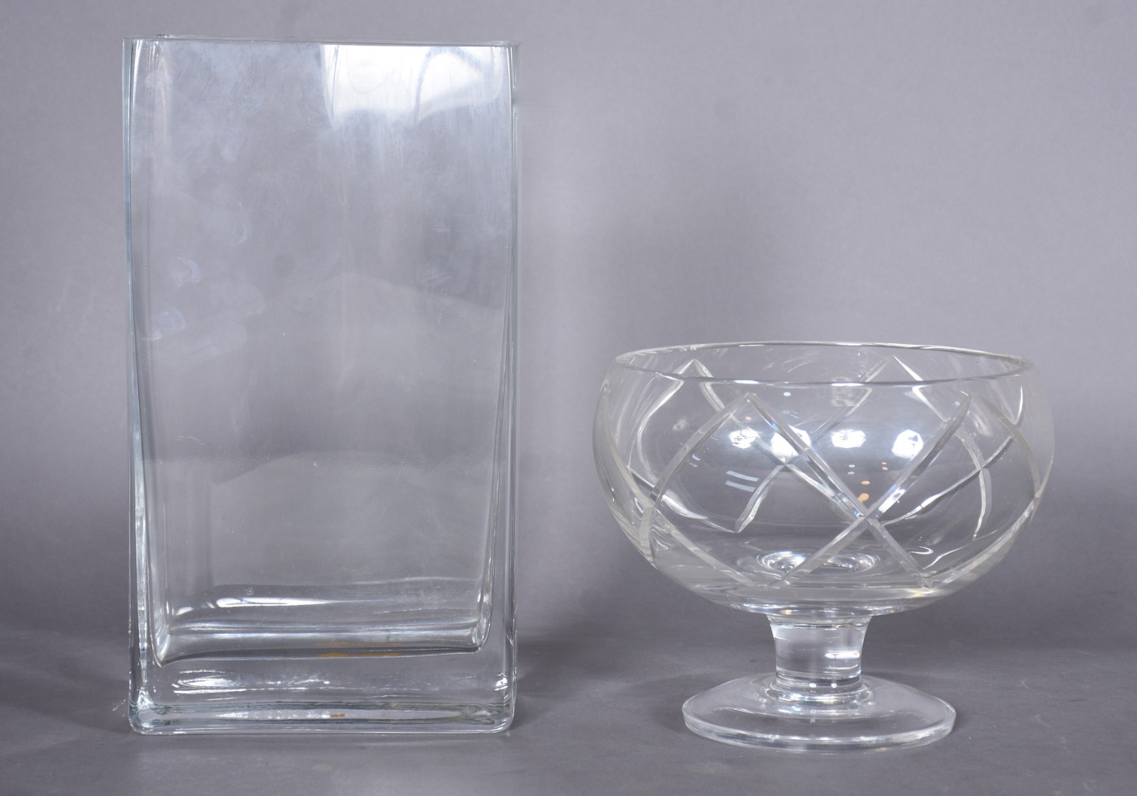 Duas peças, sendo vaso de vidro e fruteira de cristal lapidado. - foto 2 de 8