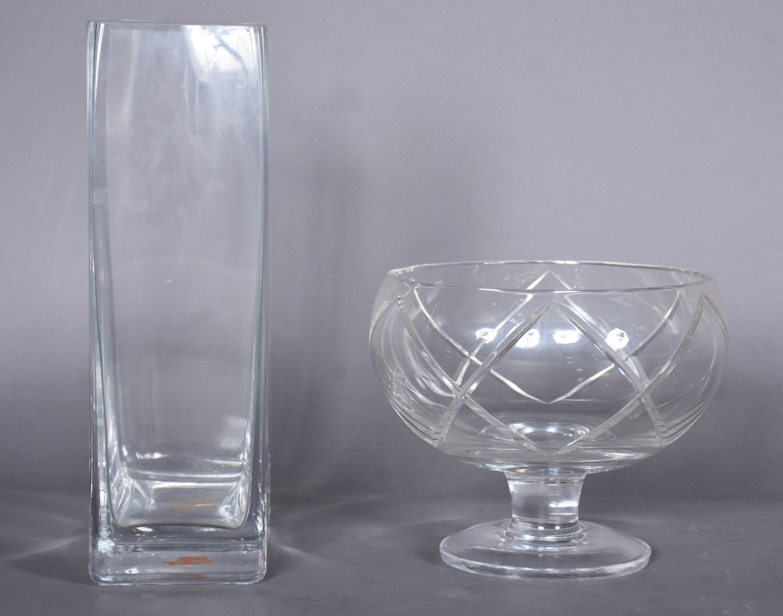 Duas peças, sendo vaso de vidro e fruteira de cristal lapidado. - foto 4 de 8