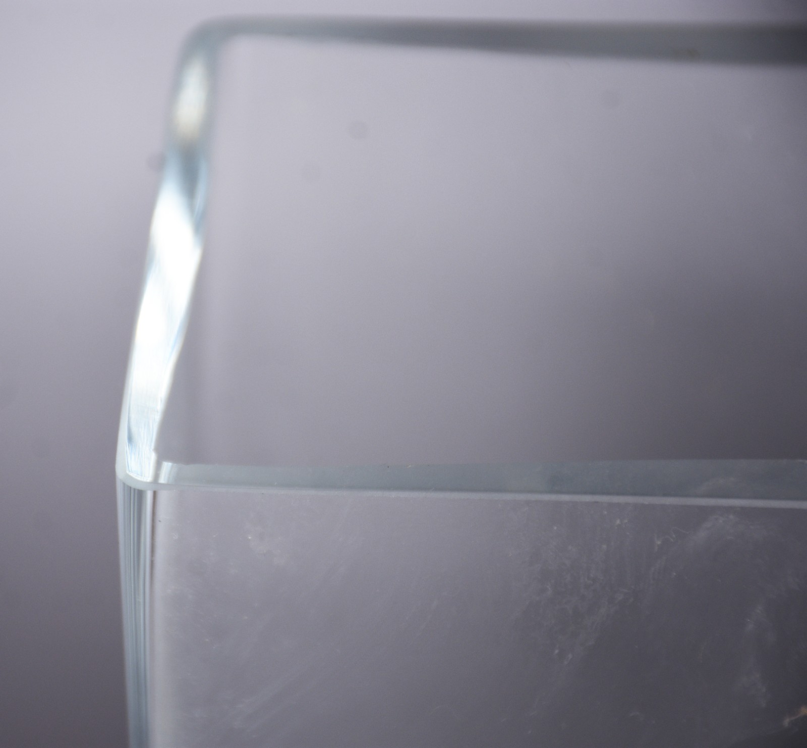 Duas peças, sendo vaso de vidro e fruteira de cristal lapidado. - foto 5 de 8