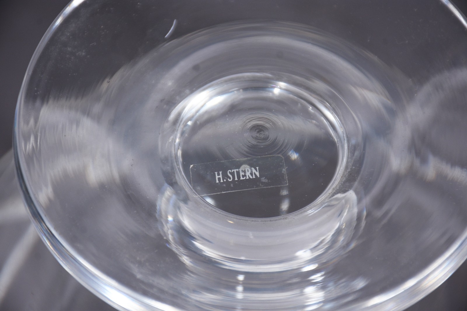 Duas peças, sendo vaso de vidro e fruteira de cristal lapidado. - foto 8 de 8