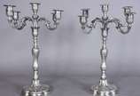Par de candelabros de prata contraste 800 mls, ... - Par de candelabros de prata contraste 800 mls, para 5 velas cada, reversíveis para castiçais, trabalhados com folhagens em relevo. Peso da prata...