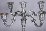 Par de candelabros de prata contraste 800 mls, ... - Par de candelabros de prata contraste 800 mls, para 5 velas cada, reversíveis para castiçais, trabalhados com folhagens em relevo. Peso da prata...
