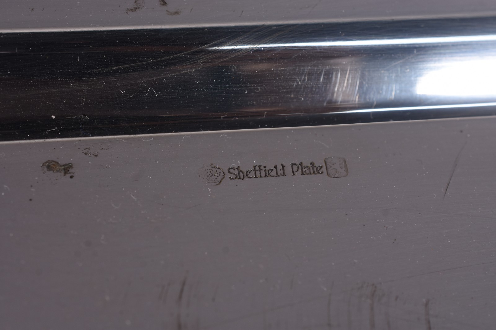 Bandeja de metal prateado Sheffield Plate com alças laterais. - foto 6 de 6