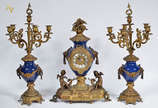 Garniture Italiana p/ lareira, estilo Luis XVI,... - Garniture Italiana p/ lareira, estilo Luis XVI, em bronze dourado, cinzelado e patinado, bojos em porcelana azul cobalto, comp.de relógio e par ...