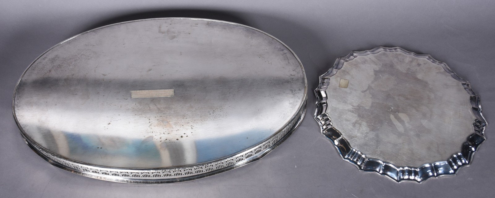 Duas bandejas de metal prateado, sendo uma oval com alças e galeria... - foto 5 de 7