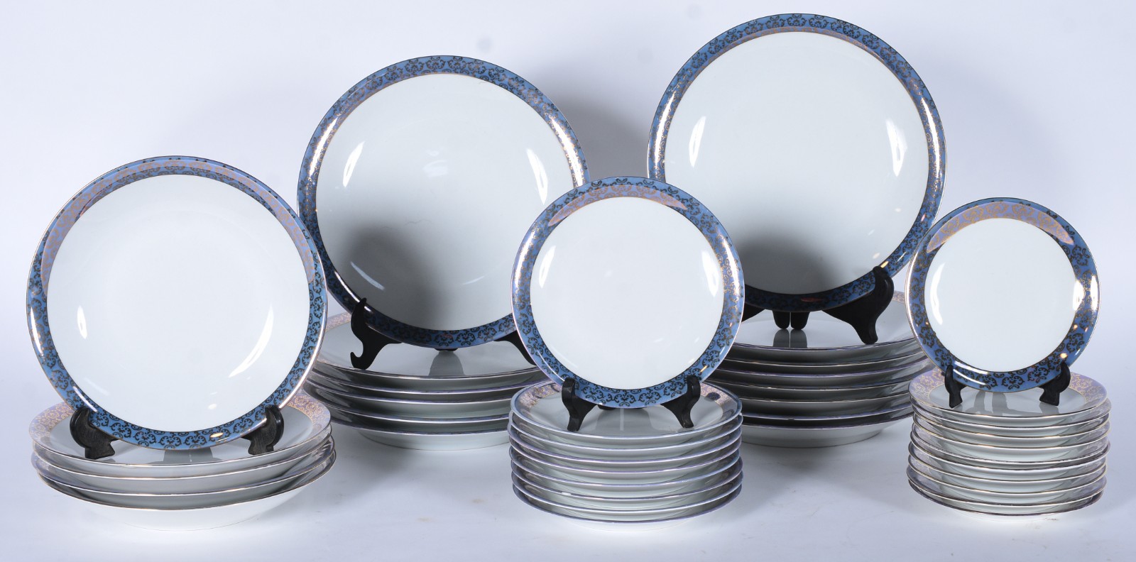 Serviço de jantar de porcelana Renner com borda azul composto de: 14... - foto 1 de 6
