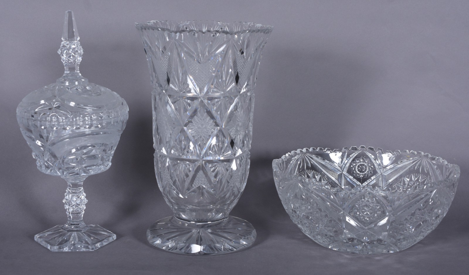 Três peças de cristal lapidado, sendo: bomboniere, vaso e fruteira. - foto 1 de 10