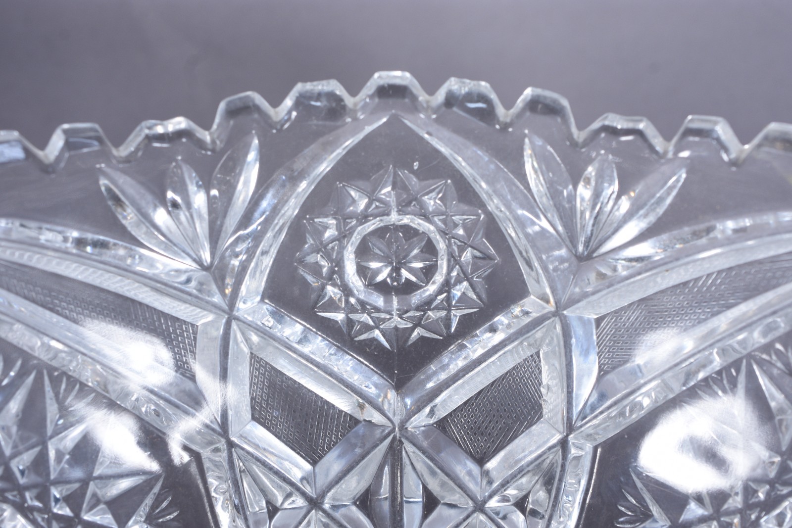 Três peças de cristal lapidado, sendo: bomboniere, vaso e fruteira. - foto 3 de 10