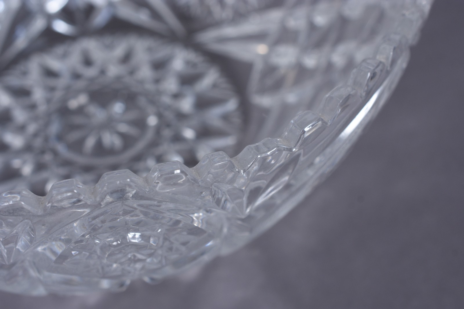 Três peças de cristal lapidado, sendo: bomboniere, vaso e fruteira. - foto 4 de 10