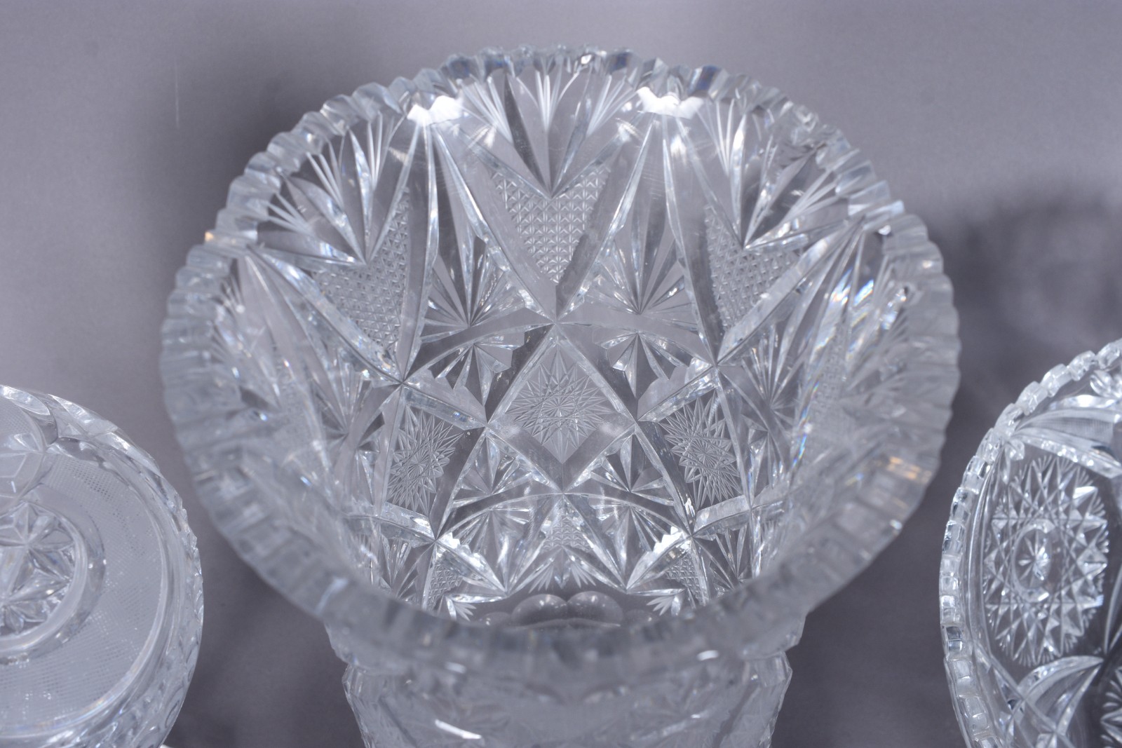 Três peças de cristal lapidado, sendo: bomboniere, vaso e fruteira. - foto 5 de 10