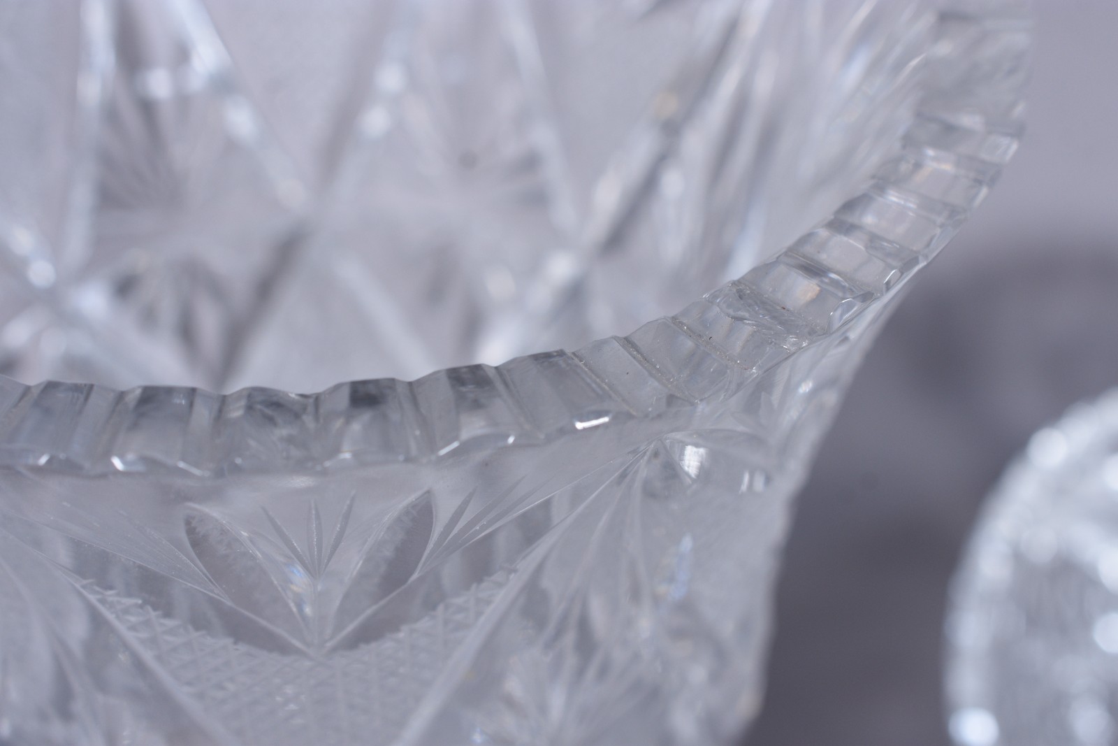 Três peças de cristal lapidado, sendo: bomboniere, vaso e fruteira. - foto 6 de 10