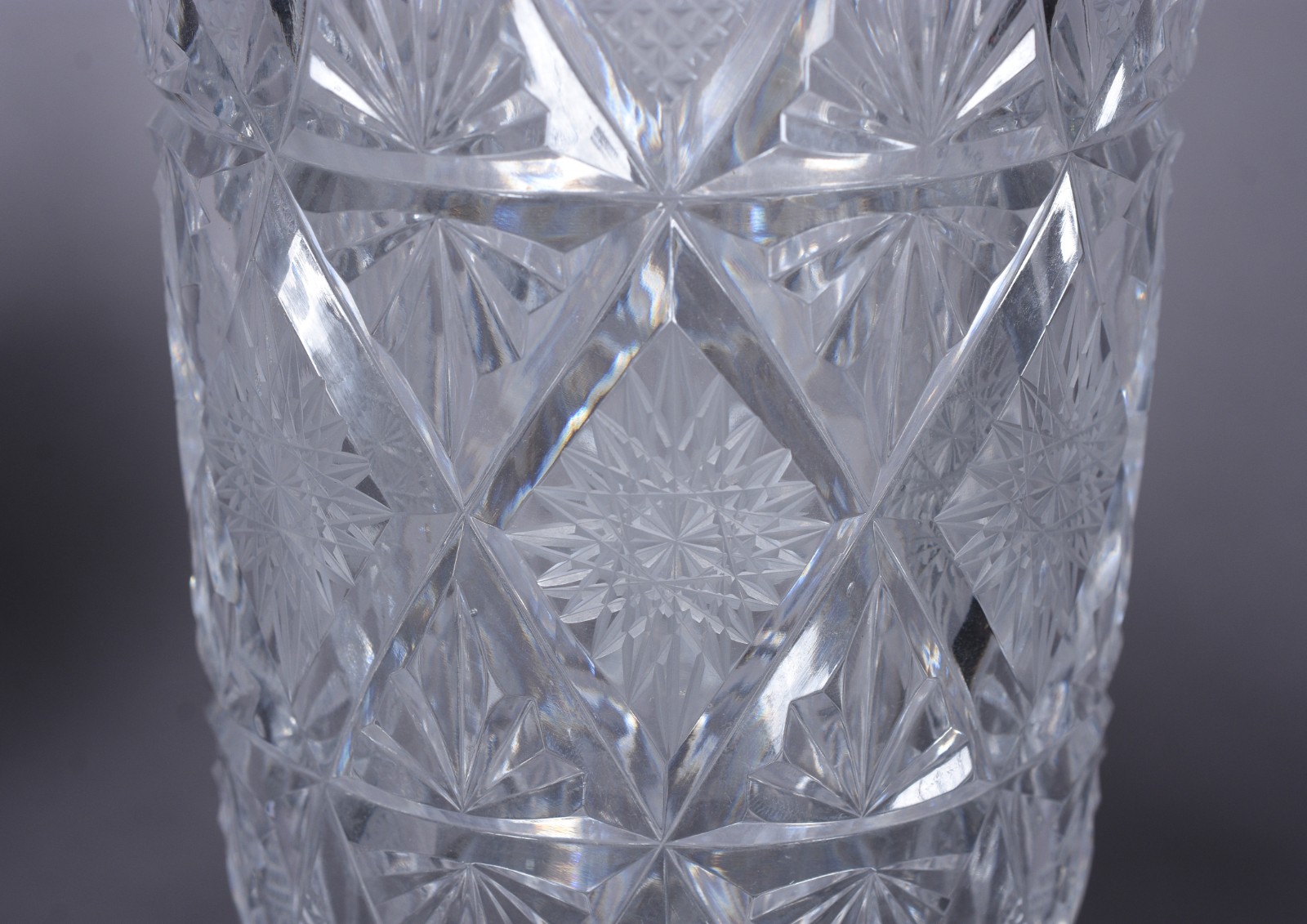 Três peças de cristal lapidado, sendo: bomboniere, vaso e fruteira. - foto 7 de 10