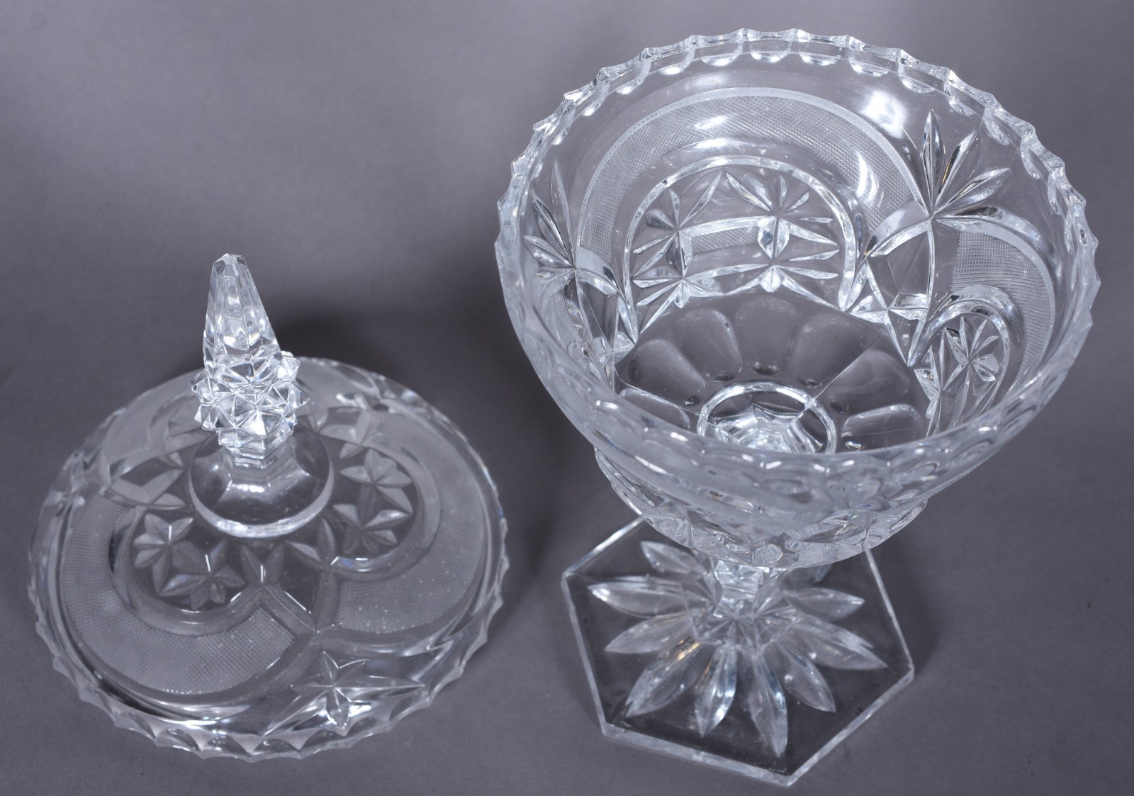 Três peças de cristal lapidado, sendo: bomboniere, vaso e fruteira. - foto 8 de 10