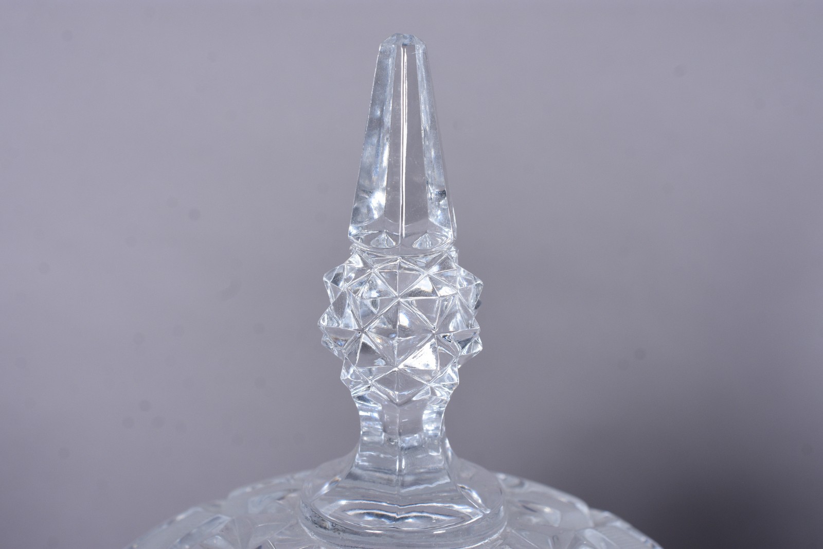 Três peças de cristal lapidado, sendo: bomboniere, vaso e fruteira. - foto 9 de 10