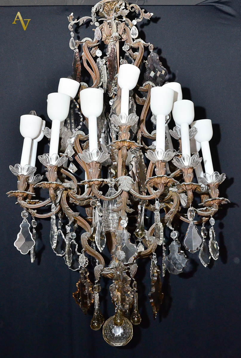 Belíssimo lustre de bronze com placas de cristal lapidado para 18...