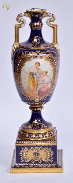 Vaso de porcelana austríaca Vorlesung, na cor azul cobalto com cenas...