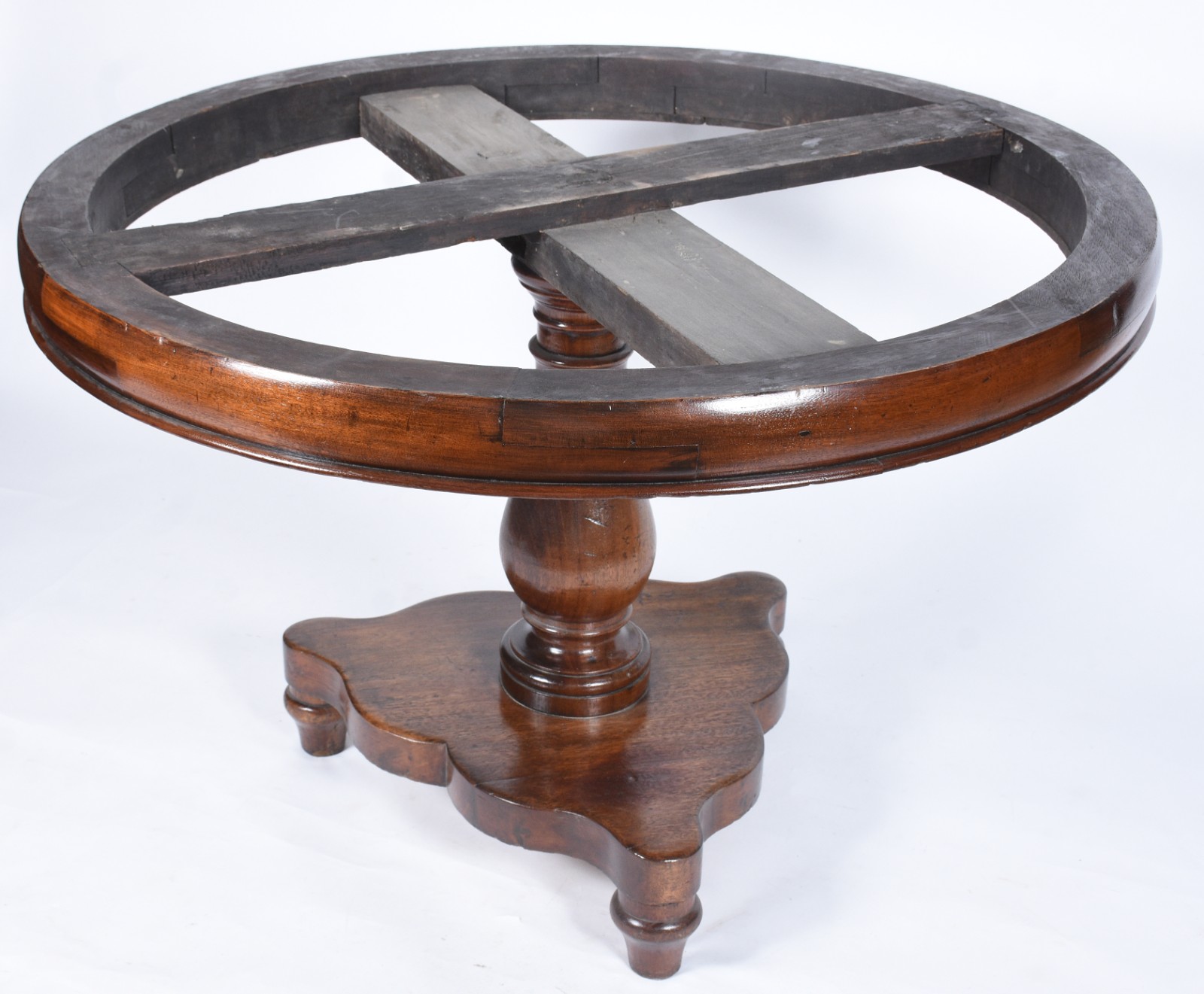 Mesa de jantar de madeira nobre, feitio redondo, apoio em coluna... - foto 2 de 6