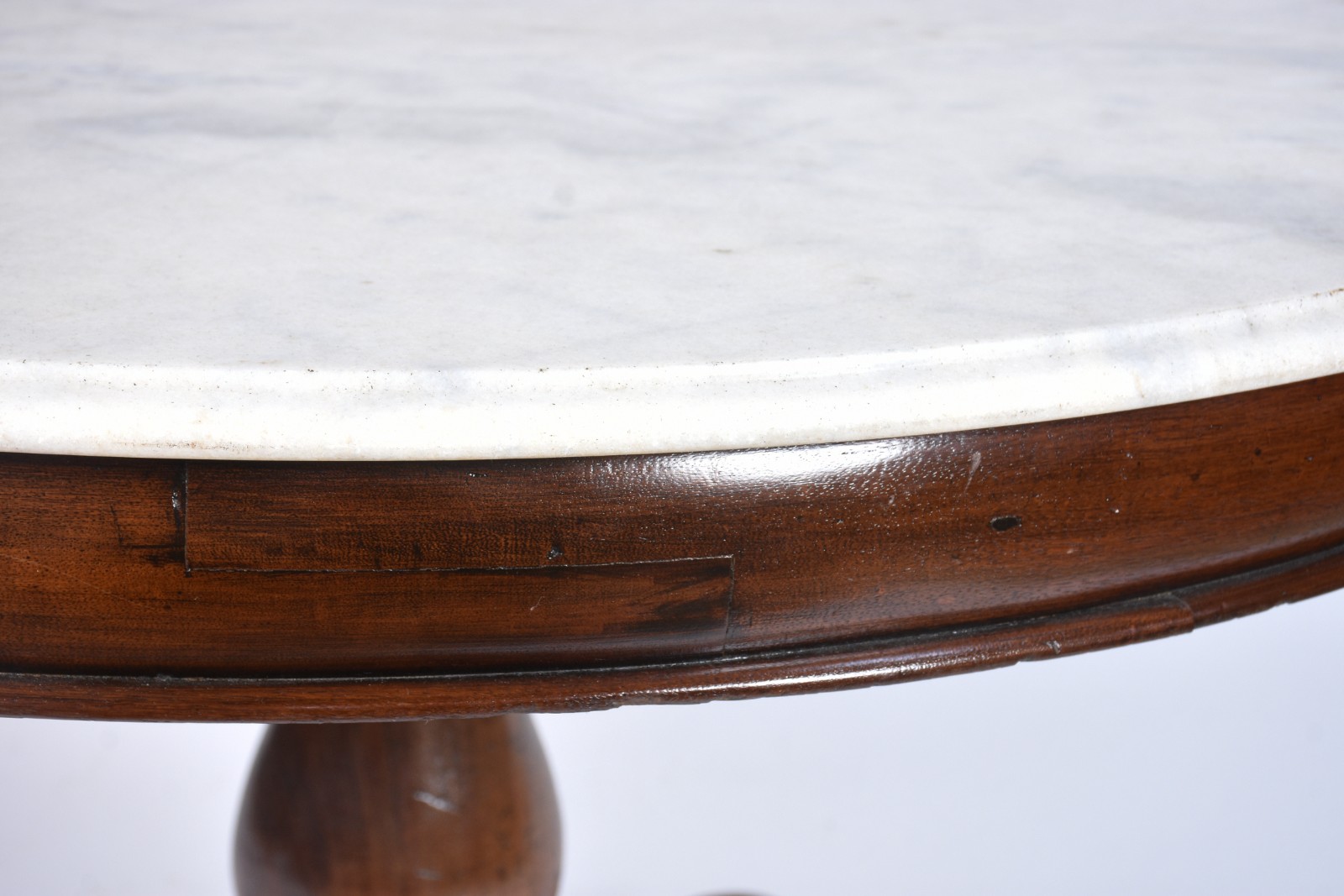 Mesa de jantar de madeira nobre, feitio redondo, apoio em coluna... - foto 4 de 6