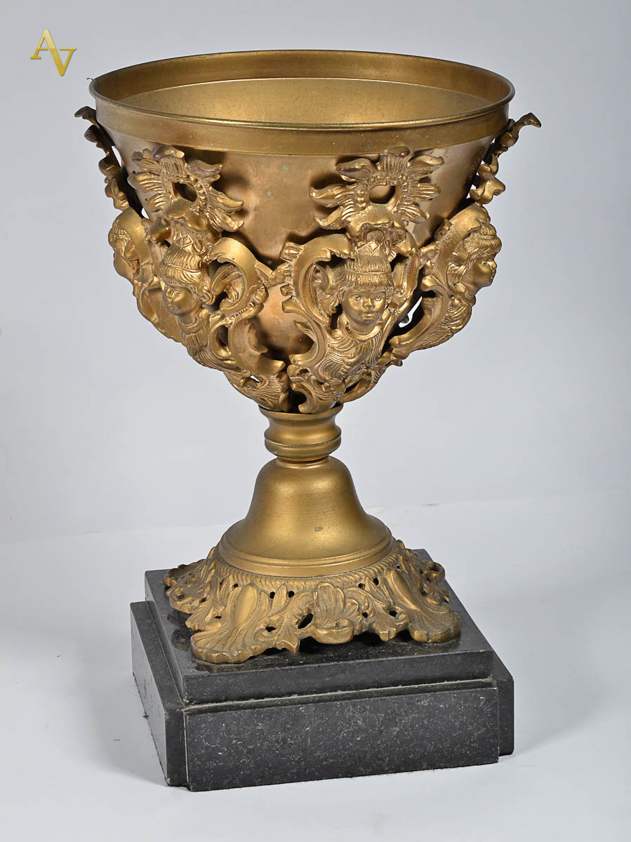 Cachepot frances de bronze com acantos e figuras em relevo. Base de...