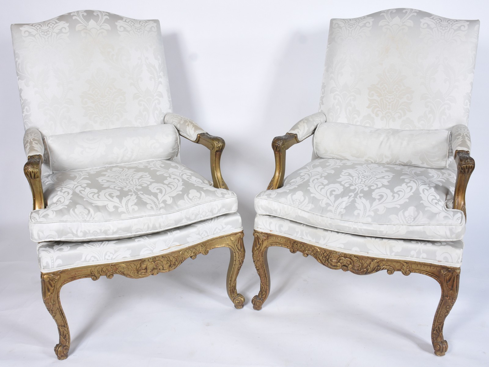 Par de poltronas estilo frances de madeira nobre patinadas em... - foto 1 de 10