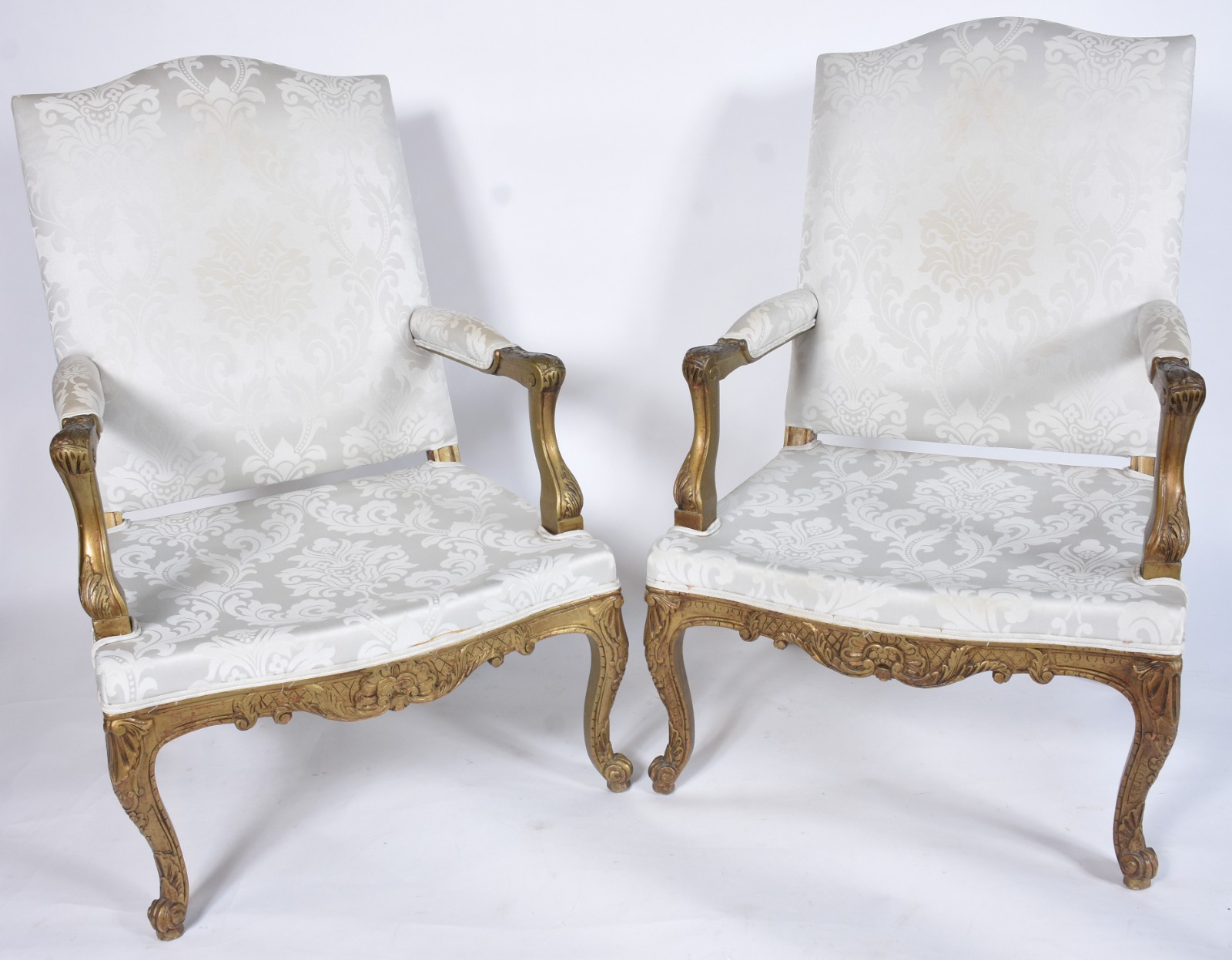 Par de poltronas estilo frances de madeira nobre patinadas em... - foto 2 de 10