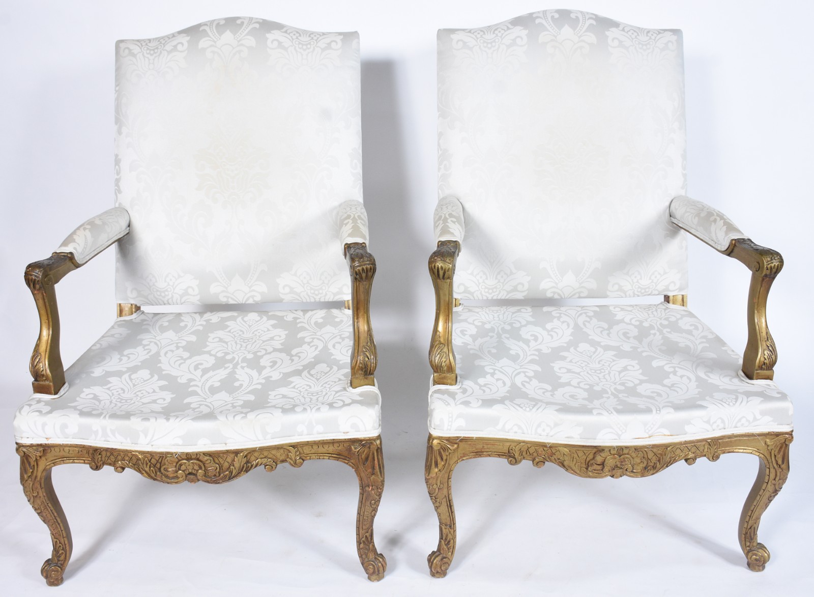 Par de poltronas estilo frances de madeira nobre patinadas em... - foto 3 de 10