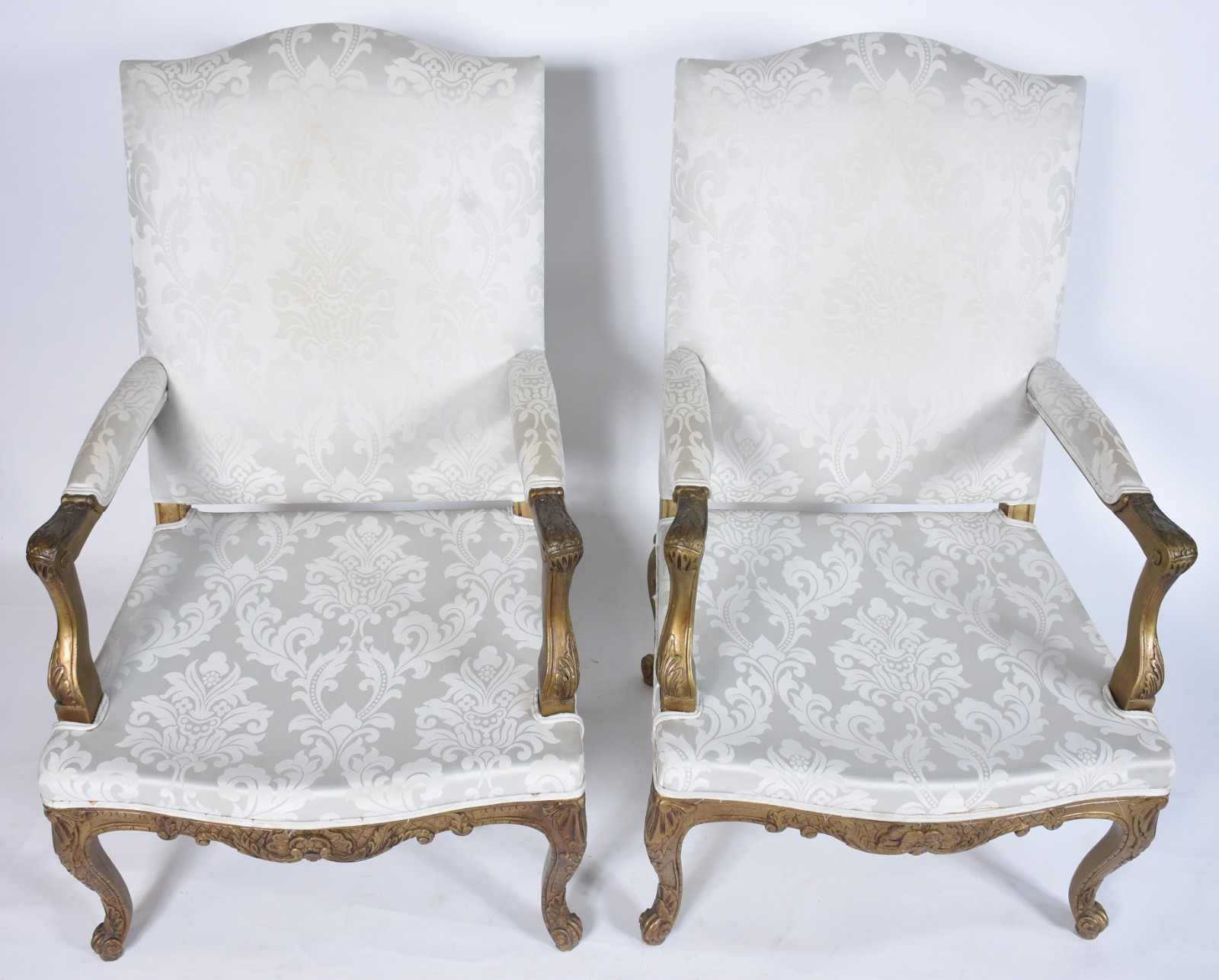 Par de poltronas estilo frances de madeira nobre patinadas em... - foto 4 de 10