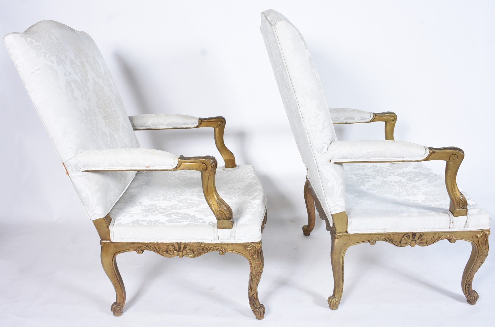 Par de poltronas estilo frances de madeira nobre patinadas em... - foto 5 de 10