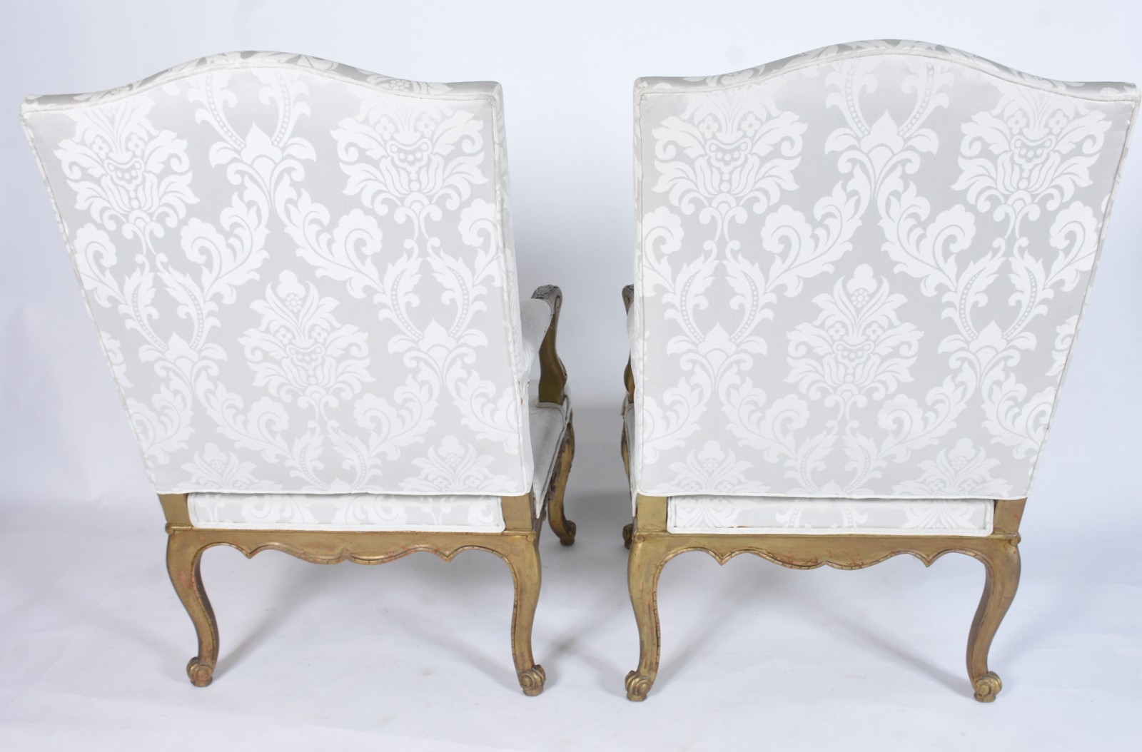 Par de poltronas estilo frances de madeira nobre patinadas em... - foto 6 de 10
