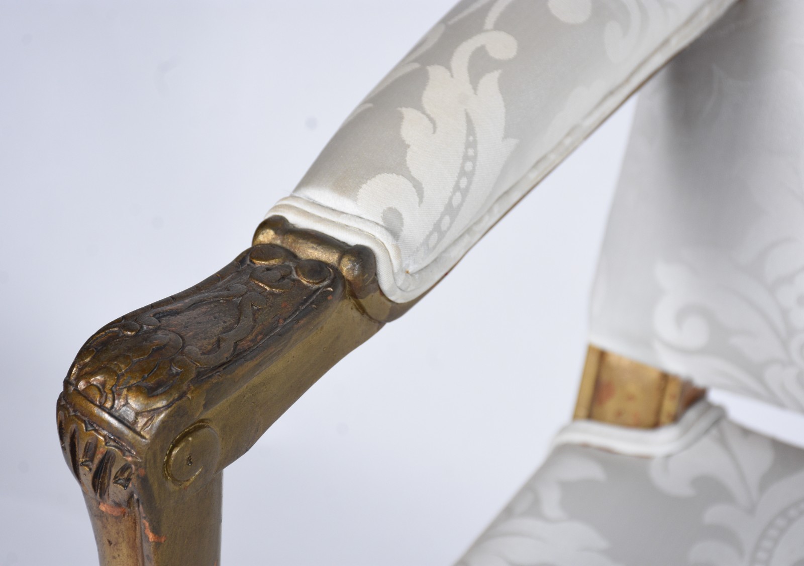 Par de poltronas estilo frances de madeira nobre patinadas em... - foto 7 de 10