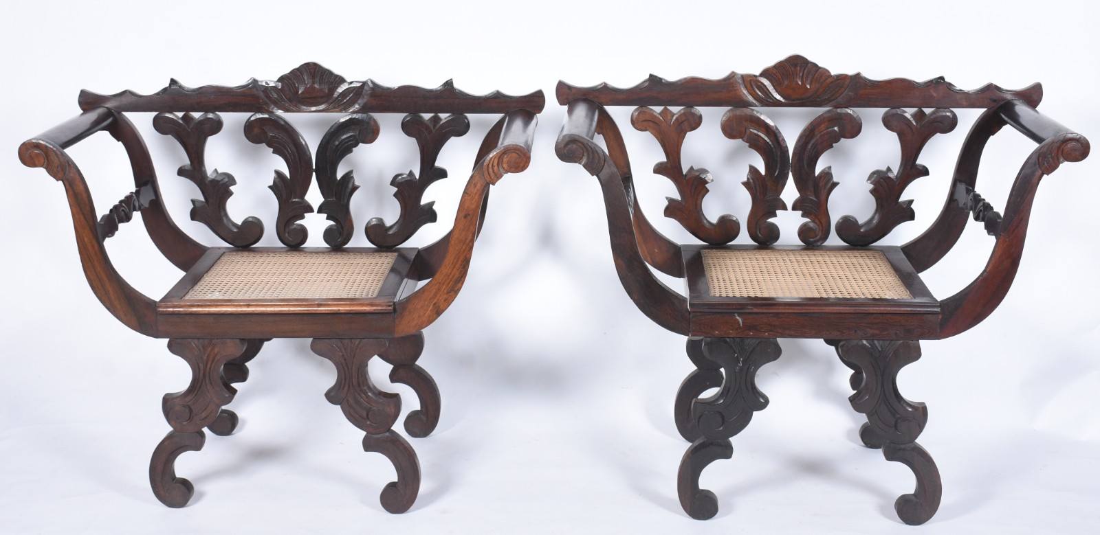 Conjunto de sofá e par de poltronas de madeira nobre, encosto com... - foto 3 de 10
