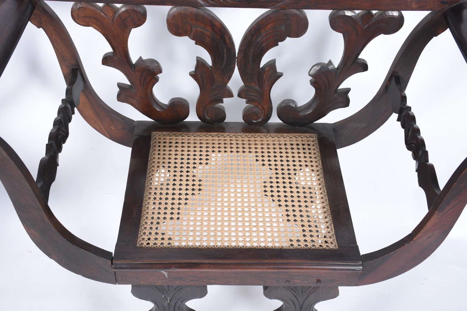 Conjunto de sofá e par de poltronas de madeira nobre, encosto com... - foto 4 de 10