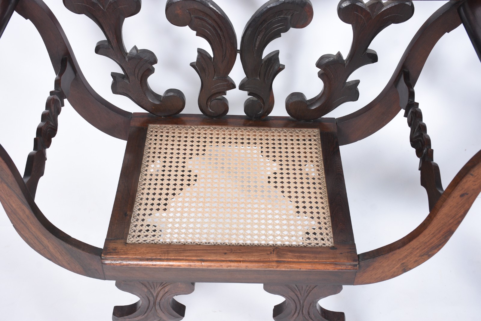 Conjunto de sofá e par de poltronas de madeira nobre, encosto com... - foto 5 de 10