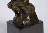 AUGUSTE RODIN (França). " LE PENSEUR".R... - AUGUSTE RODIN (França). " LE PENSEUR".Réplica de escultura em bronze, executada c/ a técnica de cera perdida, Base em mármore verde ital...
