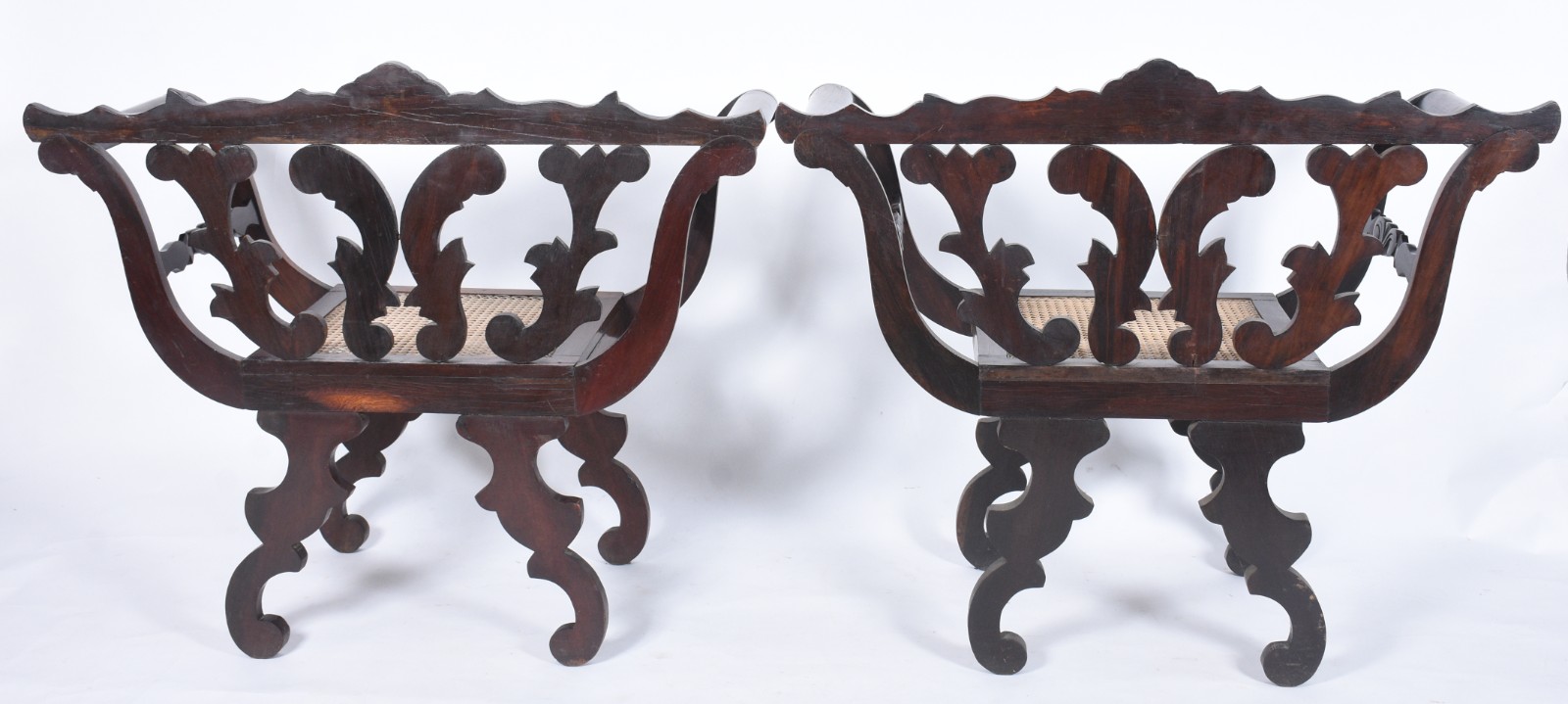 Conjunto de sofá e par de poltronas de madeira nobre, encosto com... - foto 6 de 10