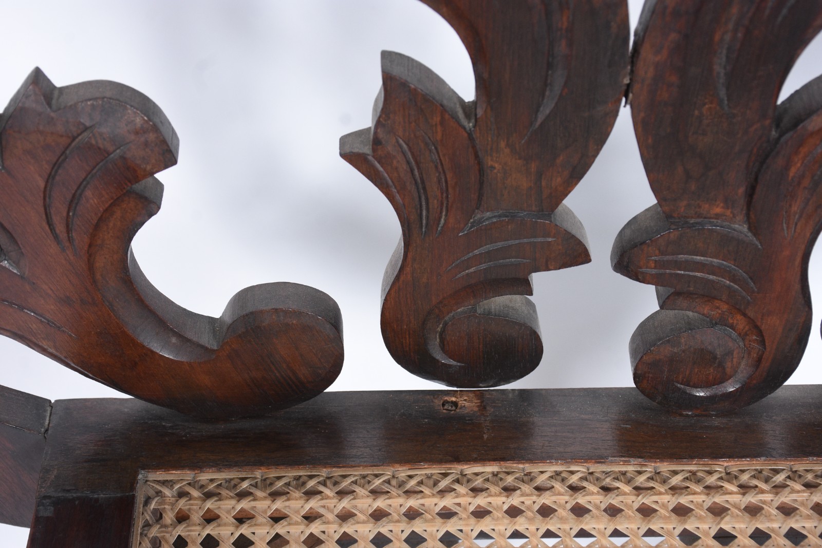 Conjunto de sofá e par de poltronas de madeira nobre, encosto com... - foto 7 de 10
